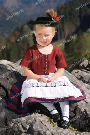 Kleine bayerische Trachtlerin 