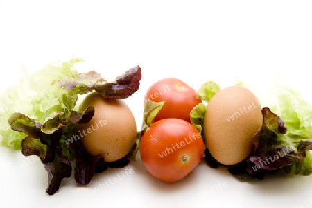 Tomaten mit Eier und Salat