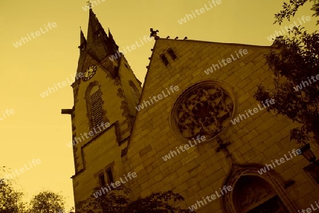 Die Friedenskirche von Hanau, in den Abendstunden, aus der Froschperspektive