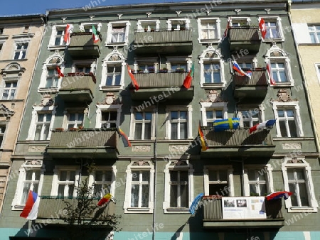 Berliner Balkone mit Fahnen verschiedener Nationen