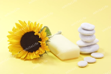 Seife mit Sonnenblume auf gelbem Hintergrund