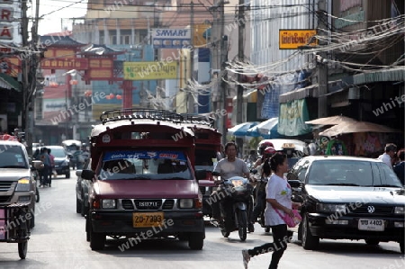 Der Verkehr in einer Strasse im Stadtzentrum von Chiang Mai im Norden von Thailand. 