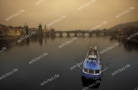 Die Karlsbruecke ueber dem Vltava Fluss von Prag der Hauptstadt der Tschechischen Republik.