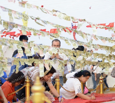 Menschen bei einer Zeremonie mit Geldscheinen in der Tempelanlage des Goldenen Berg in der Hauptstadt Bangkok von Thailand in Suedostasien.