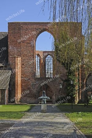 Ruine und Statue des Johannis Kloster, Stralsund , Altstadt,  Unesco Weltkulturerbe, Mecklenburg Vorpommern, Deutschland, Europa , oeffentlicher Grund