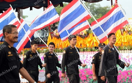 Soldaten mit der Thailand Fahne beim Bun Bang Fai oder Rocket Festival in Yasothon im Isan im Nordosten von Thailand. 
