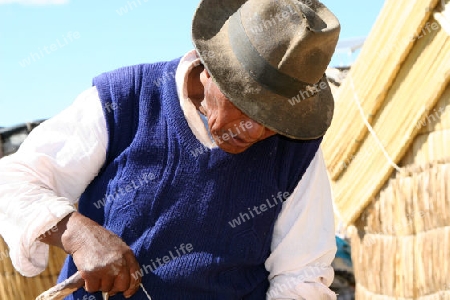 Mann erbaut ein Flos auf dem Titicaca-See