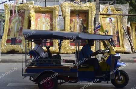 Bilder des Thailaendischen Koenig Bhumibol im Stadtteil Banglamphu in der Hauptstadt Bangkok von Thailand in Suedostasien.