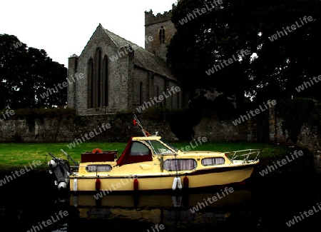 Hausboot und Kirche auf Irland