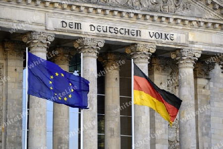 Fahne der europ?ischen Union und Deutschlands vor dem Hauptgiebel des Reichstags, Bundestag, Berlin, Deutschland, Europa, oeffentlicherGrund