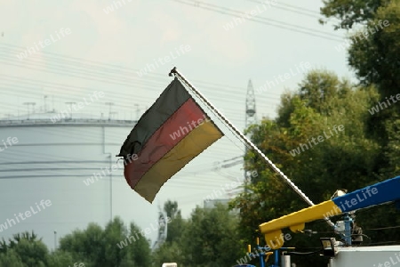 Deutsche Fahne, an einem Fahnenmast, am Heck eines Binnenschiffes auf dem Main.