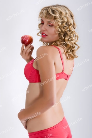 Frau in Dessous mit Liebesapfel 