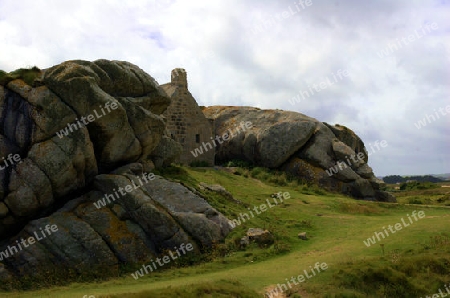Zoellnerhuette in der Bretagne zwischen riesigen Felsbloecken
