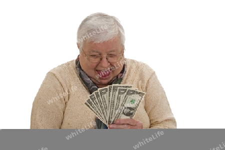 Seniorin mmit Banknoten auf hellem Hintergrund