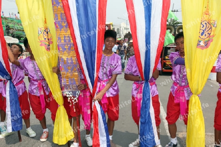 Menschen an der Festparade beim Bun Bang Fai oder Rocket Festival in Yasothon im Isan im Nordosten von Thailand. 