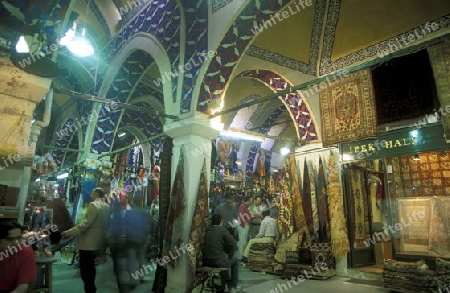 Der Souq, Bazaar oder Markt von Kapali Carsi im Stadtteil Sultanahmet in Istanbul in der Tuerkey.