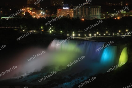 Amerikanische Niagaraf?lle bei Nacht beleuchtet