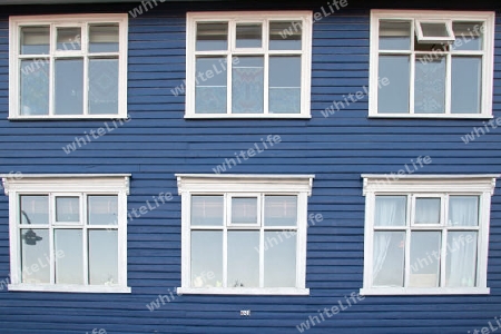 Der Norden Islands, blaue Holzwand mit 6 wei?en Fenster, Hausnummer 39, in Akureyri 