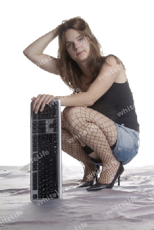 verzweifelte Frau mit Tastatur
