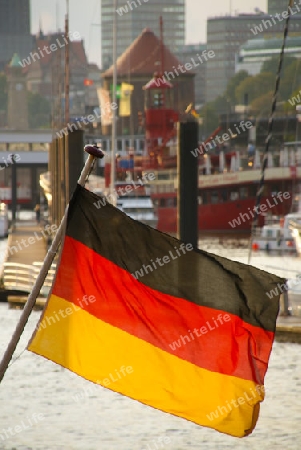 Deutschlandfahne im Hamburger Hafen