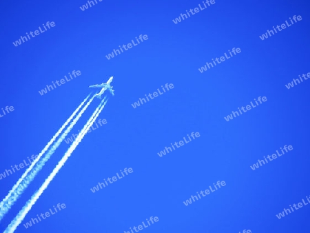 Flugzeug fliegt in den tiefblauen Himmel hinein - Zeit f?r Urlaub                               
