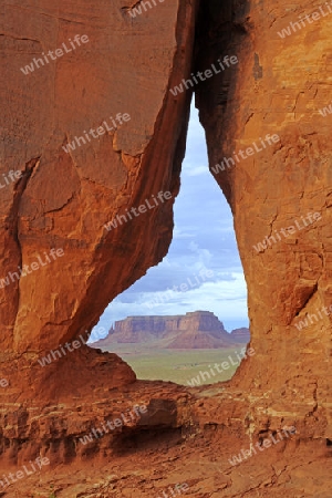 Blick durch den "Tear Drop Arch" auf die Mesas im Monument Valley, Arizona, USA