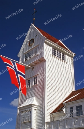 Holzturm mit Fahne