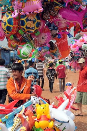 Eine Wahrenmesse beim traditionellen Bootsrennen in Vientiane der Hauptstadt von Laos in Suedostasien.  