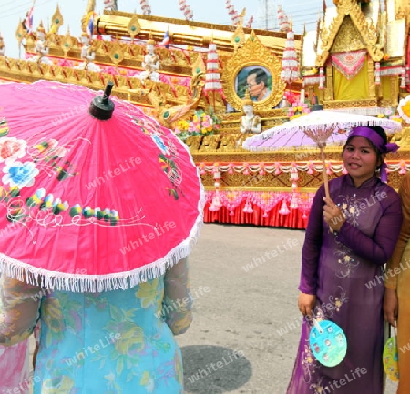 Ein Bild des Koenig Bhumibol Adelyadej von Thailand ist beim traditionellen Raketenfest in der Stadt Yasothon im osten von Thailand allgegenwertig.