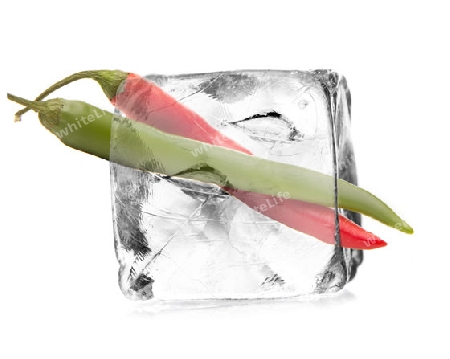 Peperoni in einem Eiswuerfel freigestellt, isoliert mit weissem Hintergrund