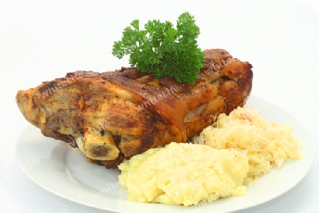 Gegrillte Schweinehaxe mit Sauerkkraut und Kartoffelbrei auf hellem Hintergrund