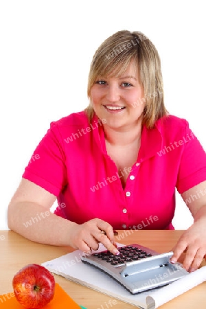 Junge frau sitzt am Schreibtisch auf hellem HIntergrund
