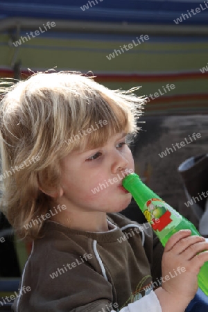 Kind trinkt aus Flasche