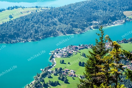 Der Walchensee ist einer der tiefsten (maximale Tiefe: 190 m) und zugleich einer der größten (16,40 km²) Alpenseen Deutschlands. Er liegt 75 km südlich von München in den Bayerischen Voralpen, auf 800 m Meereshöhe und mit seiner gesamten Fläche einsc