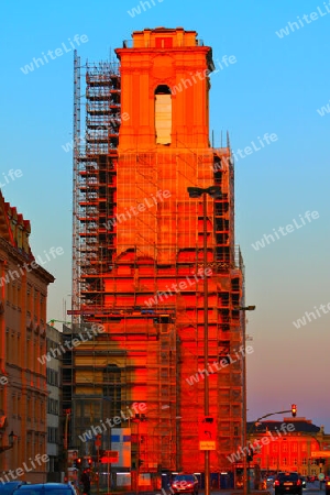 Die Abendsonne spielt mit ihren Farben am Garnisonkirchturm