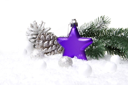 Weihnachten, Dekoration mit Tannenzweig, Tannenzapfen, Weihnachtskugel als Stern lila und weiss