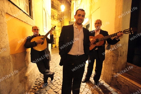 Eine Fado Gruppe vor einem Fado Restaurant in einer Gasse in der  Altstadt von Alfama in der Innenstadt der Hauptstadt Lissabon in Portugal.    