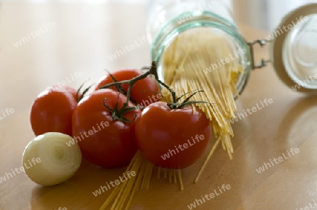 Nudeln mit Tomaten und Zwiebeln