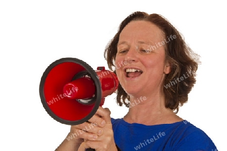 Reife Frau mit Megafon freigestellt auf weissem Hintergrund