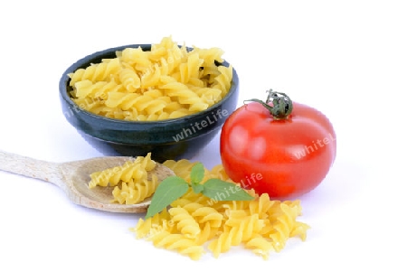  italienische Pasta, Fusilli, Teigwaren , Nudeln, Tomate, Basilikum