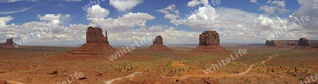 Panoramblick ueber das Monument Valley, "The Mittens" Buttes, Arizona, USA