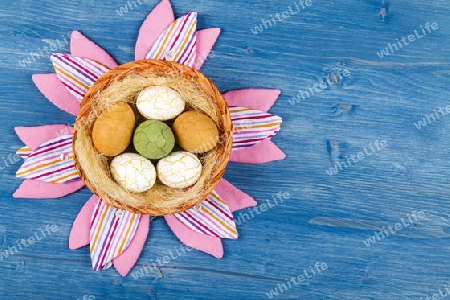 Osternest mit Eier,Stofftulpe auf blauem Hintergrund