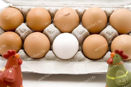 Eier mit Keramikhuhn
