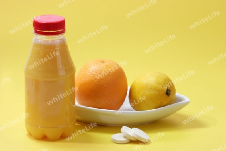 Orangensaft mit Brausetabletten auf hellem Hintergrund