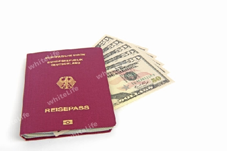 mehrere 50 Dollarscheine, Reisepass Bundesrepublik Deutschland, Symbolbild Reiseplanung