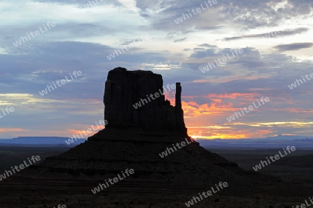 "West Buttes" bei Sonnenaufgang, Monument Valley, Arizona, USA