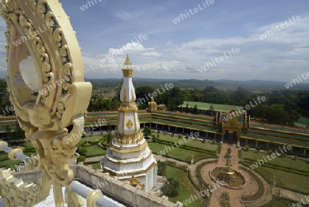 Der Grosse Tempel oder Chedi Phra Maha Chedi Chai Mongkhon auf einem Huegel bei Roi Et in der Provinz Roi Et nordwestlich von Ubon Ratchathani im nordosten von Thailand in Suedostasien.