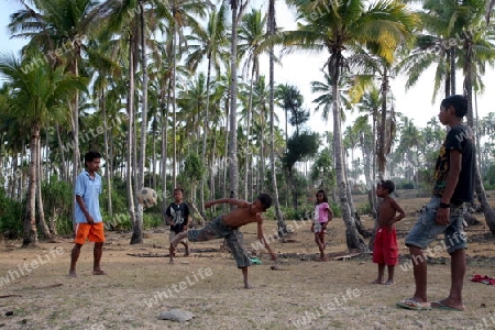 Kinder beim Fussball spielen bei Viqueque in Zental Ost Timor auf der in zwei getrennten Insel Timor in Asien.  