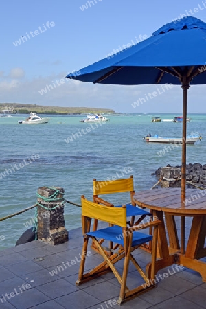 Tische direkt am Meer, Puerto Ayora, Insel Santa Cruz, Galapagos , Unesco Welterbe, Ecuador, Suedamerika
