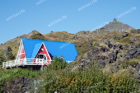Der Westen Islands, rotes Haus mit blauem Dach im Lavafeld vor dem Stapafell am westlichen Ende der Halbinsel Sn?fellsnes